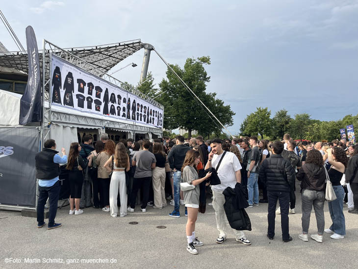 Impressionen The Weeknd @ Olympiastadion München 2023 / Merchandising Shop vor Beginn der Show 230804weeknd-oly002 ©Foto: Martin Schmitz 
