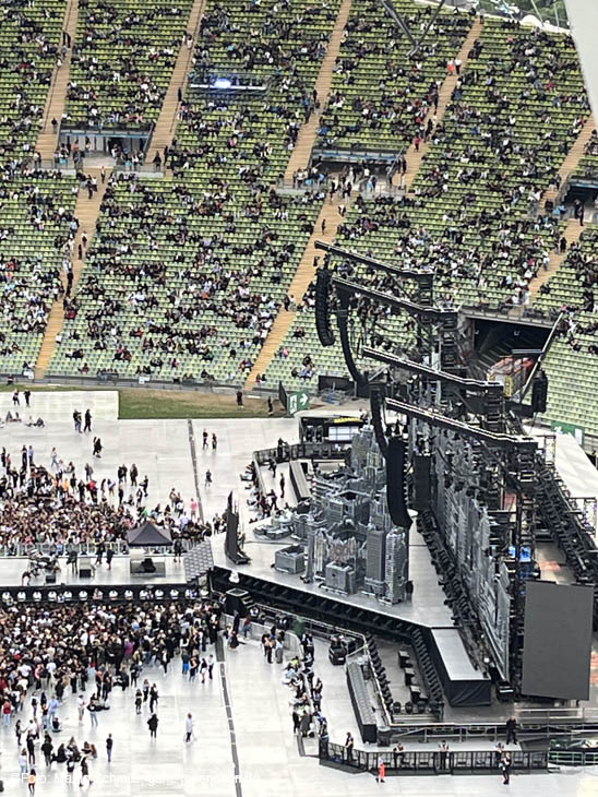 Impressionen The Weeknd @ Olympiastadion München 2023 / Blick aus dem Riesenrad ins Stadion vor Beginn der Show 230804weeknd-oly003 ©Foto: Martin Schmitz 