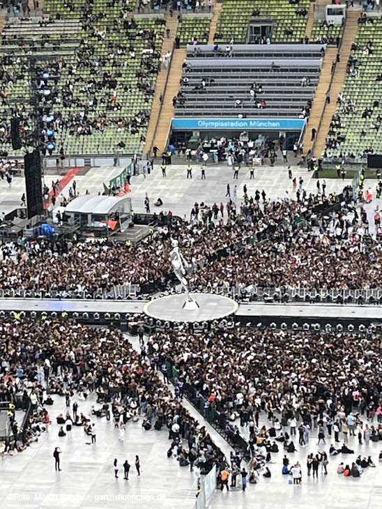 Impressionen The Weeknd @ Olympiastadion München 2023 / Blick aus dem Riesenrad ins Stadion vor Beginn der Show 230804weeknd-oly006 ©Foto: Martin Schmitz 