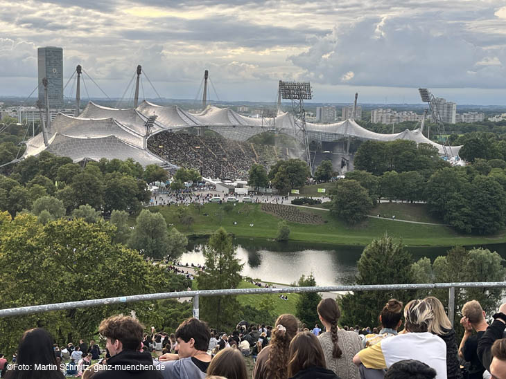 Tausende vor dem Stadion und auf dem Olympiaberg , die Scheinwerfer konnte man besterns sehen (©Foto:Martin Schmitz)