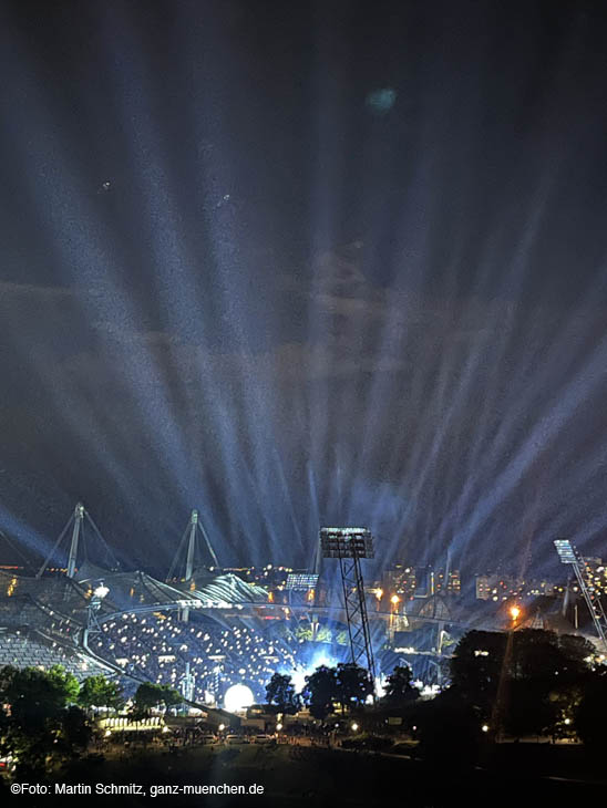 Tausende vor dem Stadion und auf dem Olympiaberg , die Scheinwerfer konnte man besterns sehen (©Foto:Martin Schmitz)