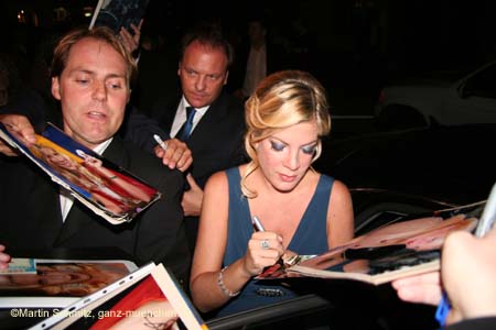 060929a_tori_spelling03