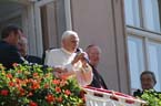 060910nt_papst_balkon05