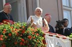 060910nt_papst_balkon19