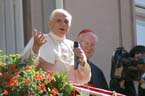 060910nt_papst_balkon20