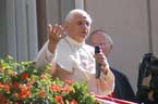 060910nt_papst_balkon21