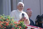 060910nt_papst_balkon23