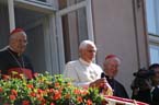 060910nt_papst_balkon24