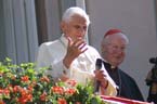 060910nt_papst_balkon25