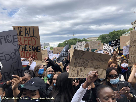 "Silent Protest" am 06-06-2020 auf dem Münchner Königsplatz 200606silent_protest024