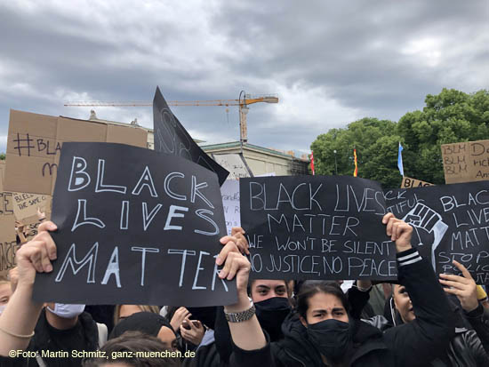 "Silent Protest" am 06-06-2020 auf dem Münchner Königsplatz 200606silent_protest025.jpg