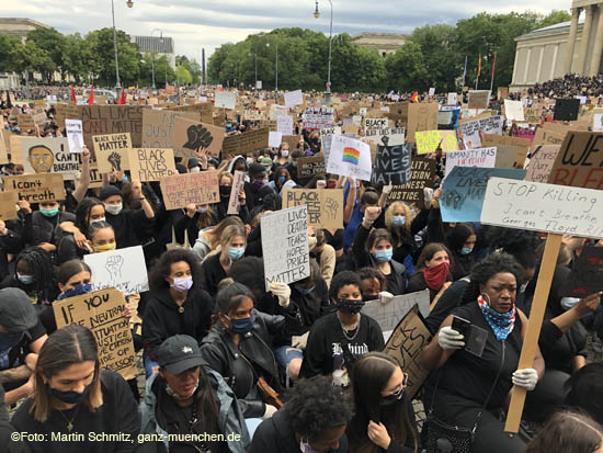 Demonstration "Silent Protest" am 06-06-2020 auf dem Münchner Königsplatz 200606silent_protest030.jpg