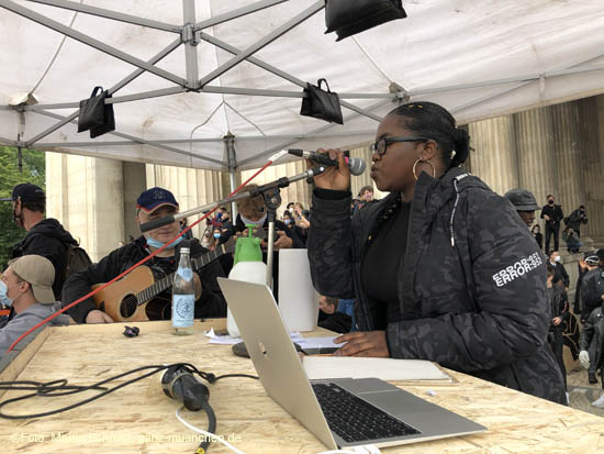 Demonstration "Silent Protest" am 06-06-2020 auf dem Münchner Königsplatz 200606silent_protest036.jpg