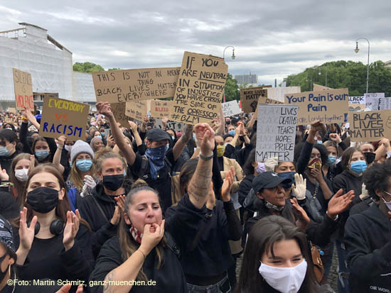 Demonstration "Silent Protest" am 06-06-2020 auf dem Münchner Königsplatz 200606silent_protest037.jpg