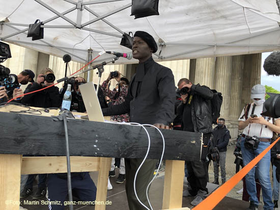 Papis Loveday als Sprecher bei der Demonstration "Silent Protest" am 06-06-2020 auf dem Münchner Königsplatz 200606silent_protest042.jpg