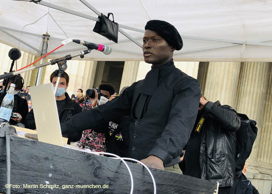Papis Loveday als Sprecher bei der Demonstration "Silent Protest" am 06-06-2020 auf dem Münchner Königsplatz 200606silent_protest044.jpg