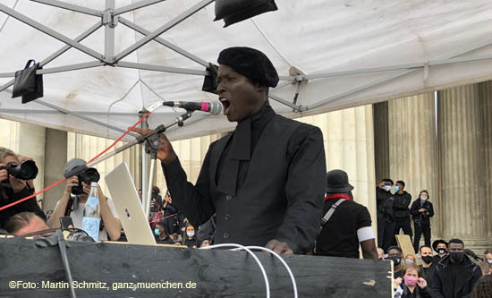 Papis Loveday als Sprecher bei der Demonstration "Silent Protest" am 06-06-2020 auf dem Münchner Königsplatz 200606silent_protest045.jpg