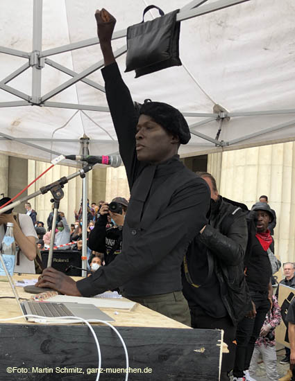 Papis Loveday als Sprecher bei der Demonstration "Silent Protest" am 06-06-2020 auf dem Münchner Königsplatz 200606silent_protest047.jpg