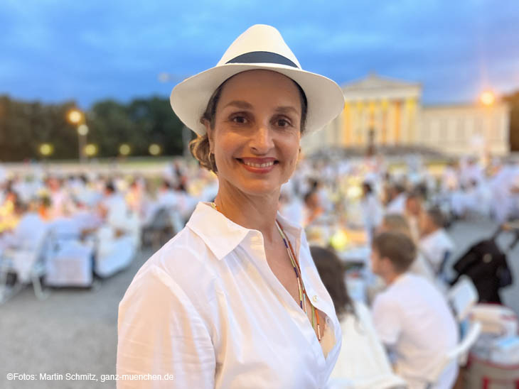 Lara Joy K&ouml;rner: Impressionen Diner en Blanc 2023 am K&ouml;nigsplatz / 230713diner-blanc037 &copy;Foto: Martin Schmitz 