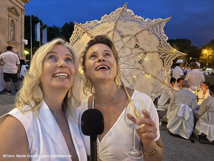 Lara J. Sanders, Corinna-Rosa Falkenberg: Impressionen Diner en Blanc 2023 am K&ouml;nigsplatz / 230713diner-blanc038 &copy;Foto: Martin Schmitz 