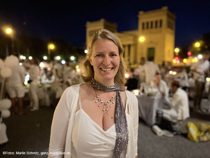 Schauspielerin Stefanie von Poser (u.a. bekannt aus "Die Bergretter"): Impressionen Diner en Blanc 2023 am K&ouml;nigsplatz / 230713diner-blanc049 &copy;Foto: Martin Schmitz 