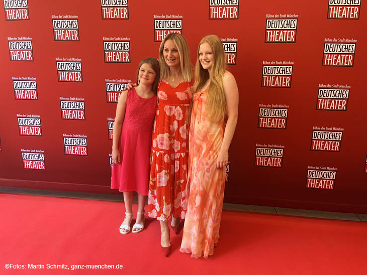 Eva Grünbauer mit ihren Töchtern Impressionen Red Carpet Hair Premiere am 15.07.2023 im Deutschen Theater / 230715hair-premiere001 ©Foto: Martin Schmitz