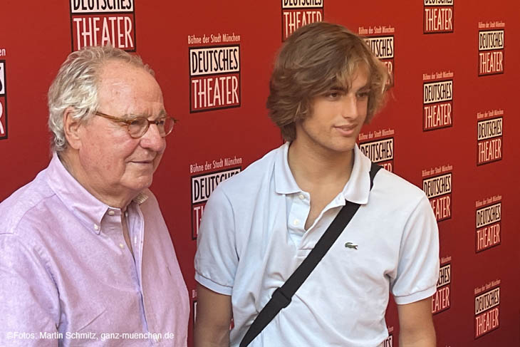 Schauspieler Friedrich von Thun in Begleitung seines Enkels Maximilian bei der Premiere von Hair am 15.07.2023 im Deutschen Theater (©Foto: Martin Schmitz)