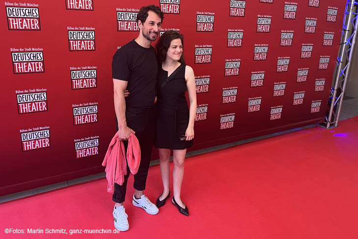 Musical Darsteller Daron Yates mit Schauspielerin Giukia Goldammer: Impressionen Red Carpet Hair Premiere am 15.07.2023 im Deutschen Theater / 230715hair-premiere010 ©Foto: Martin Schmitz