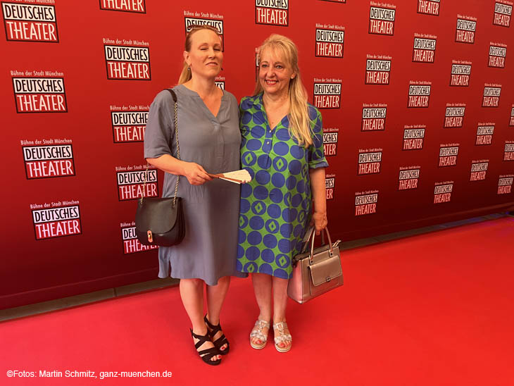 Johanna Bittenbinder (re.) mit Freundin: mpressionen Red Carpet Hair Premiere am 15.07.2023 im Deutschen Theater / 230715hair-premiere012 ©Foto: Martin Schmitz 