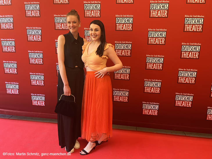"Dahoam is Dahoam" Schauspielerin Anita Eichhorn (re.) mit Freundin bei der Premiere von Hair am 15.07.2023 im Deutschen Theater (©Foto: Martin Schmitz) 