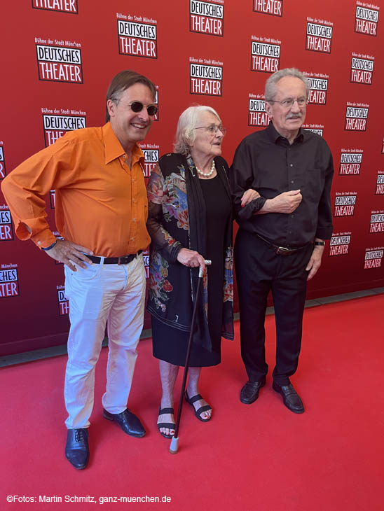 DT Geschäftsführer Thomas Linsmayer mit Edith von Welser-Ude, EX-Oberbürgermeister Christian Ude, Impressionen Red Carpet Hair Premiere am 15.07.2023 im Deutschen Theater / 230715hair-premiere015 ©Foto: Martin Schmitz 