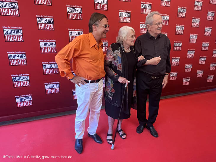 DT Geschäftsführer Thomas Linsmayer mit Edith von Welser-Ude, EX-Oberbürgermeister Christian Ude, Impressionen Red Carpet Hair Premiere am 15.07.2023 im Deutschen Theater / 230715hair-premiere016 ©Foto: Martin Schmitz 