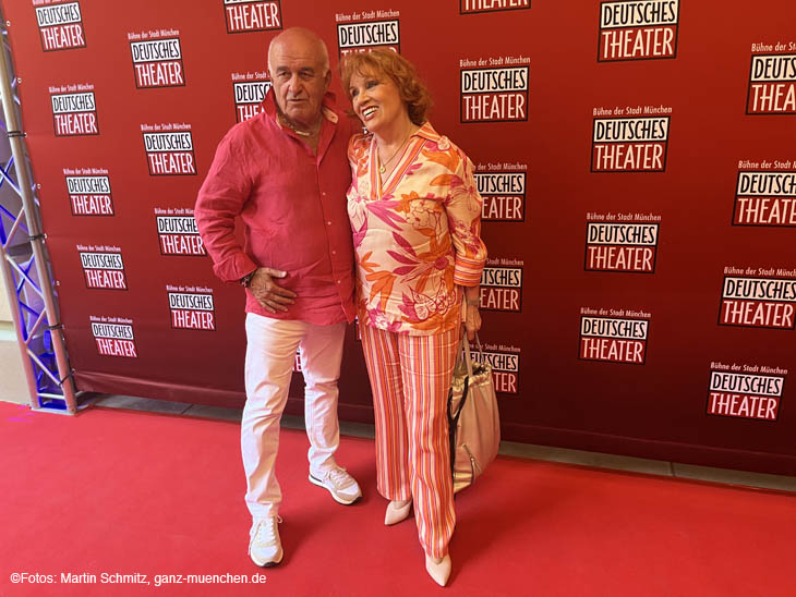 Dieter Morjan, Sängerin Sarah Laux: Impressionen Red Carpet Hair Premiere am 15.07.2023 im Deutschen Theater / 230715hair-premiere017 ©Foto: Martin Schmitz 