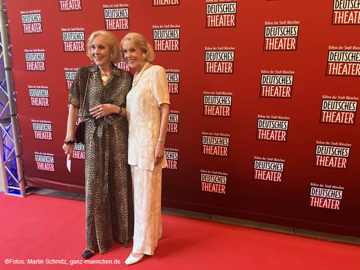 Die Kessler Zwillinge Alice und Ellen Kessler bei der Premiere von Hair am 15.07.2023 im Deutschen Theater (©Foto: Martn Schmitz)