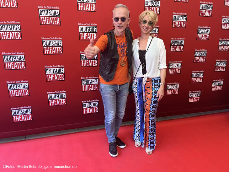 Haindling Mitglied Reinhold Hoffmann mit Begleitung: Impressionen Red Carpet Hair Premiere am 15.07.2023 im Deutschen Theater / 230715hair-premiere020 ©Foto: Martin Schmitz 