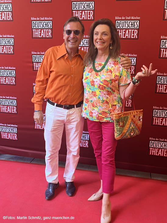 DT Geschäftsführer Thomas Linsmayer und Uschi Dämmrich von Luttiz Impressionen Red Carpet Hair Premiere am 15.07.2023 im Deutschen Theater / 230715hair-premiere024 ©Foto: Martin Schmitz 