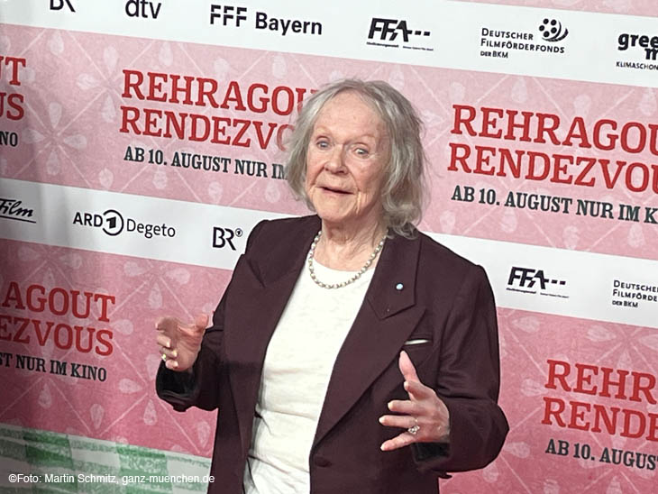  Die Oma (Enzi Fuchs)  bei der Premiere von REHRAGOUT-RENDEZVOUS im mathäser Filmpalast am 31.07.2023 (©Foto: Martin Schmitz)
