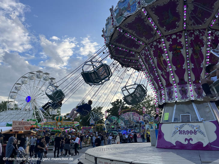 Wellenflieger und Riesenrad auf dem Karlsfelder Siedlerfest 2023 (©Foto.Martin Schmitz)