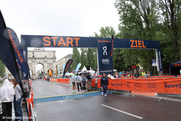 SportScheck Stadtlauf München Run Muc 2023: Start und Ziel beim Siegestor (©Foto: Martin Schmitz)