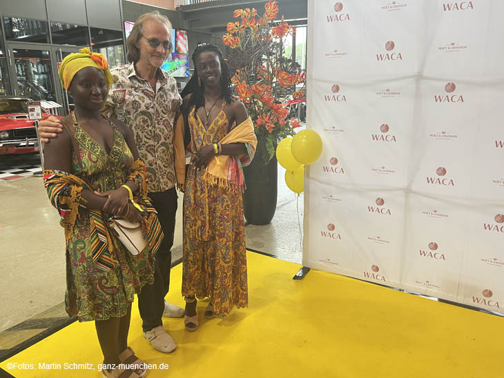 Eisi Gulp mit Schauspiel-Schülerin Clauda Nimako und Comedy Nachwuchs Doris Kache beim WACA Goes Yellow Event im WACA in der Motorwelt München (©Foto:Martin Schmitz)