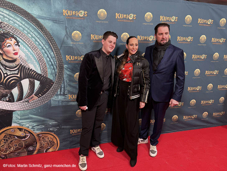 Martin Lacey jr. mit seiner Frau Jana Mandana Lacey-Krone und dem ältesten Sohn Alexis (li.) vom Circus Krone (©Foto: Martin Schmitz) 