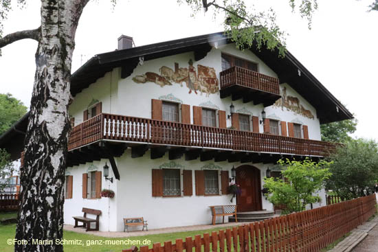 Hof der Familie Krone aus dem Jahr 1938 auf der Circus Krone Farm in Weßling 200629krone_farm001.jpg