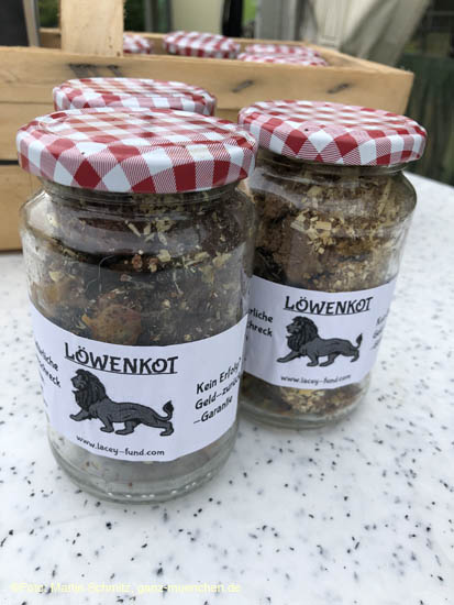 Löwenkot zu 5 € das Glas vertreibt Katzen und Marder  - Preview Circus Krone-Farm in Weßling / 200629krone_farm045 ©Foto: Martin Schmitz, 29.06.2020 