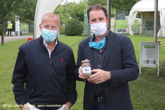 Schauspieler Heino Ferch, Martin Lacey jr. vom Cirus Krone mit einem Glas Löwenkot, gut gegen Katzen und Marder - die davon abgeschreckt werden, 200629krone_farm064.jpg