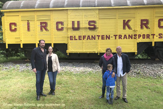 Martin Lace Jr und jana Mandana Lacy-Krone, Heineo Ferch mit Frau und Kind vor dem Elefanten-Transportwagen. Preview Circus Krone-Farm in Weßling  200629krone_farm077.jpg