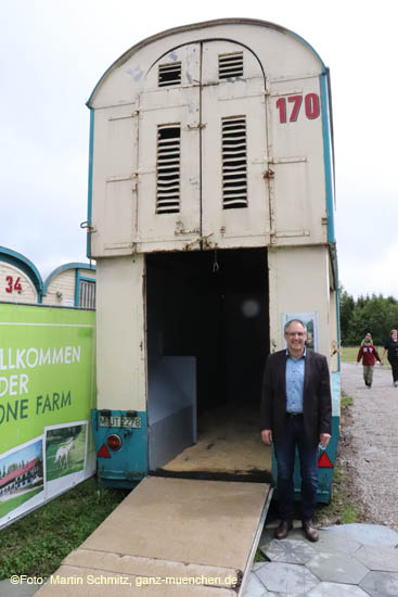 Weßlings Bürgermeister Michael Sturm vor dem Giraffen-Transportwagen auf der Circus Krone Farm in Weßling 