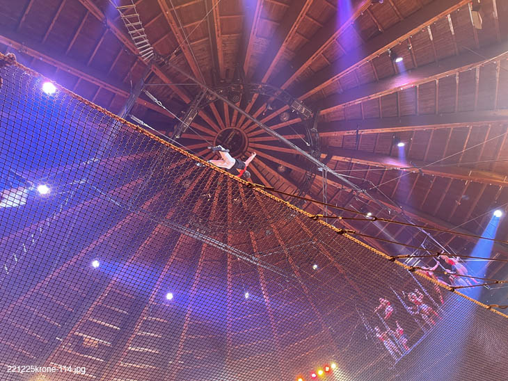 Die Flying TABARES im Circus Krone Winterprogramm 2023 (©FOTO.MARTIN SCHMITZ)