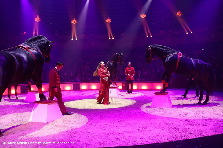 Jana Mandana: Circus Krone Winterspielzeit 2024: „Farbenspiel“ ist der Programmtitel der Wintersaison bis 07.04.2024. Premiere am 25.12.2023 (©Foto: Martin Schmitz)