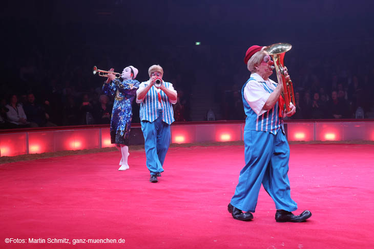 Spaß mit dem Toni-Alexis-Trio: Circus Krone Winterspielzeit 2024: „Farbenspiel“ ist der Programmtitel der Wintersaison bis 07.04.2024. Premiere am 25.12.2023 (©Foto: Martin Schmitz)