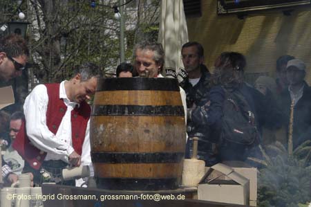 060501brunnwart_maibaum01